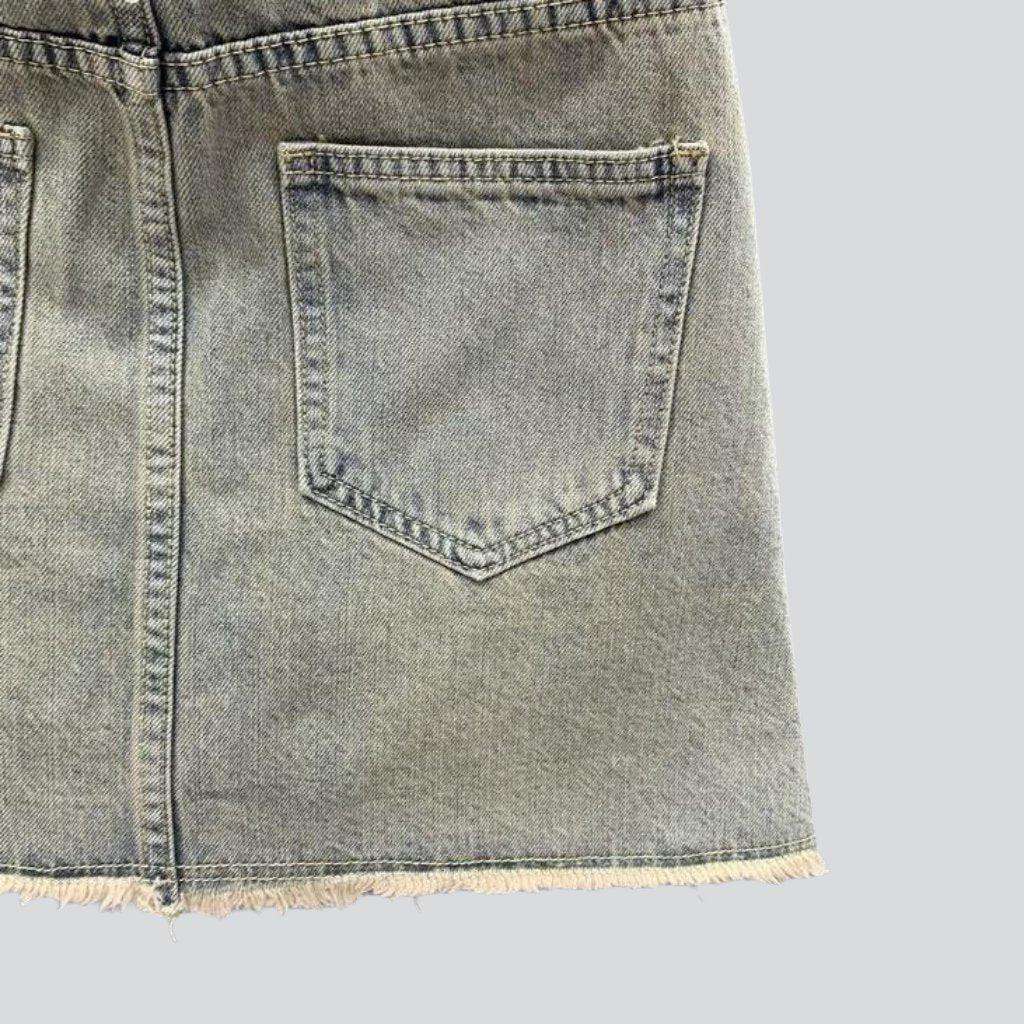 Jeansrock mit bunten Verzierungen