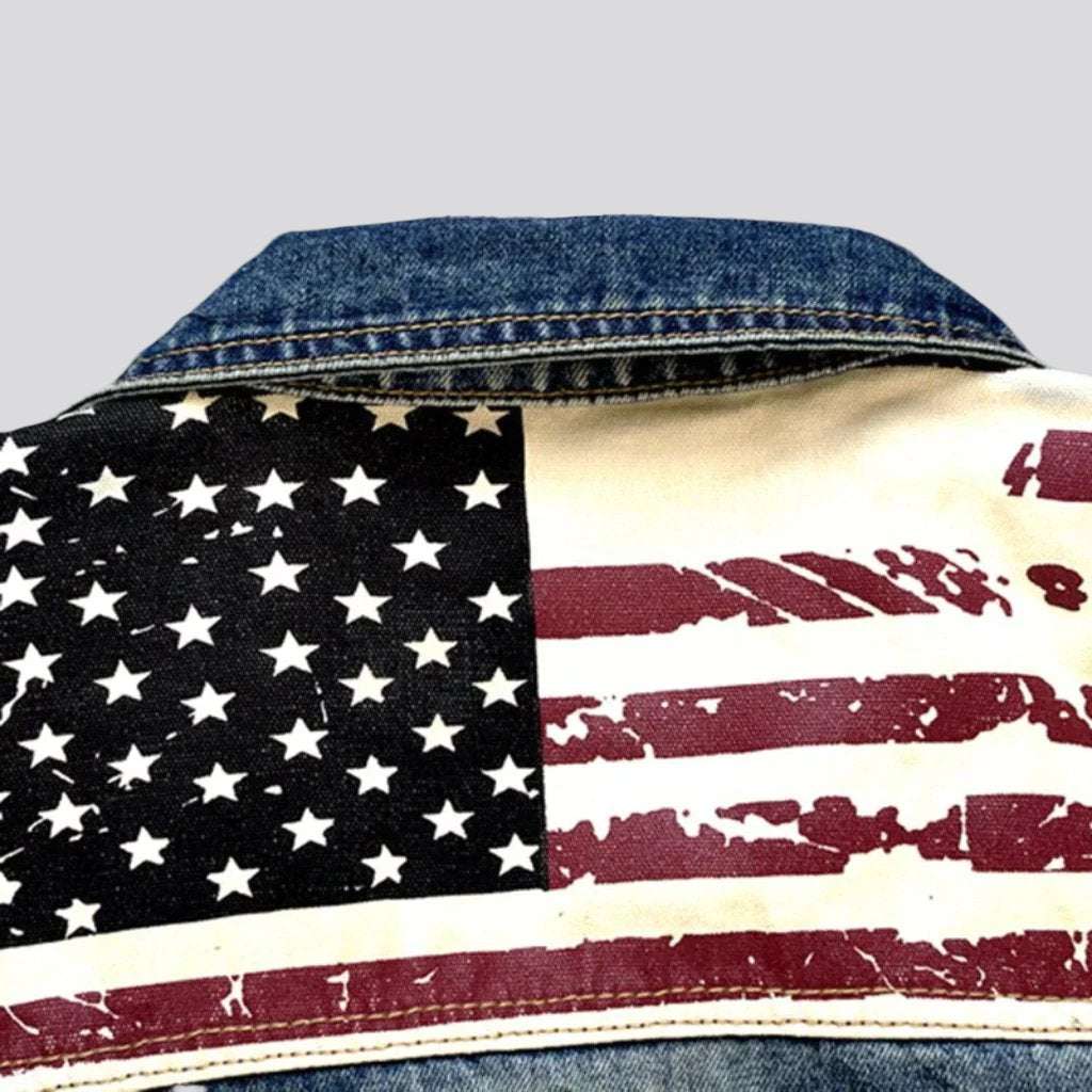 Jeansjacke mit Aufnähern der amerikanischen Flagge