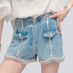 Shorts vaqueros con costuras adornadas con diamantes