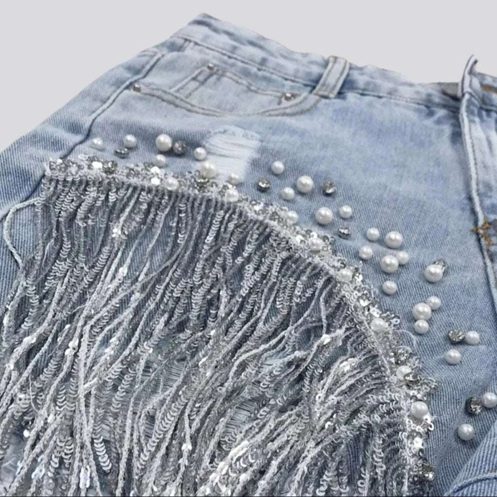 pantalones cortos vaqueros con flecos de diamantes en la pierna