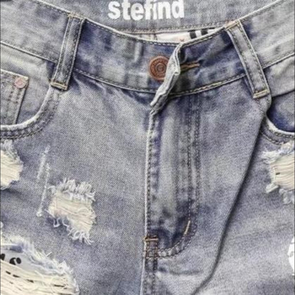 Zerrissene Jeansshorts mit Totenkopf-Print