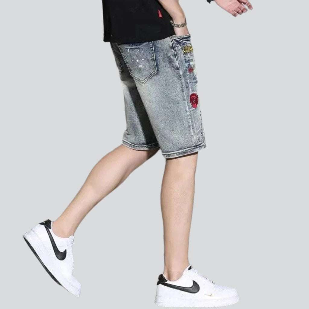 Zerrissene Jeansshorts mit Mikroprägung