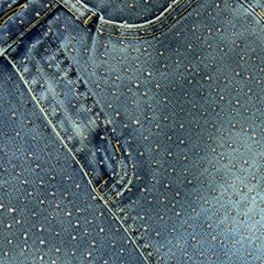 Gerade geschnittene Jeansshorts mit glänzendem Strass