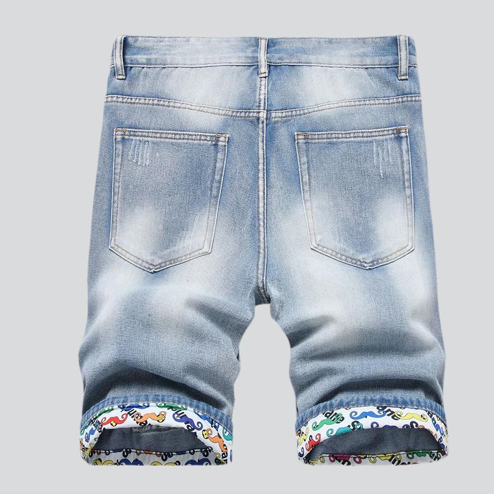 Zerrissene Jeansshorts mit bemaltem Saum