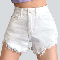 Shorts vaqueros desgastados con un toque chic e informal