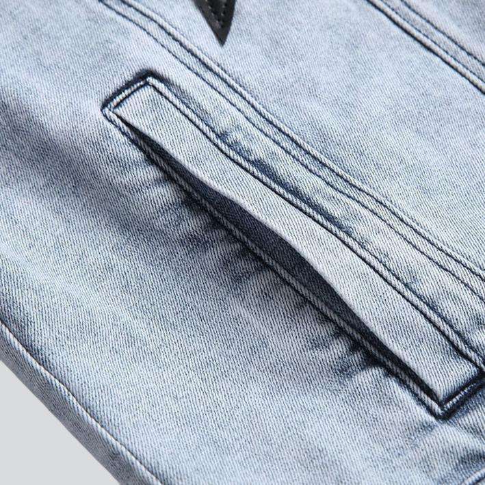 Leichte Jeansjacke mit schwarzen Sternen