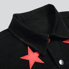 Chaqueta vaquera negra con estrellas rojas