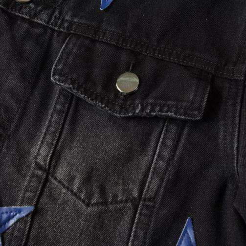 Chaqueta vaquera negra con estrellas azules