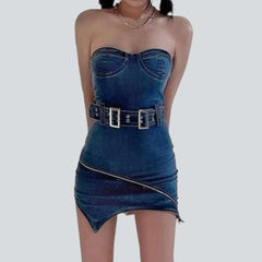 Vestido vaquero mini asimétrico sin tirantes