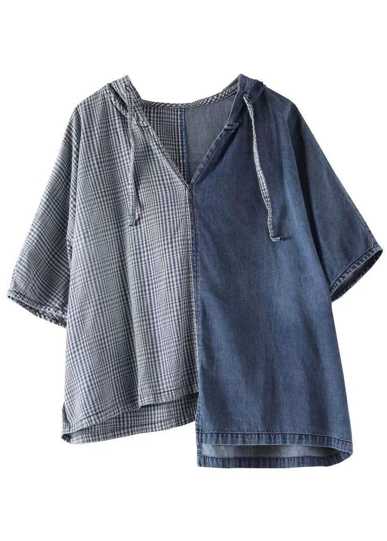 Schlichtes blaues T-Shirt aus Denim mit asymmetrischem Patchwork-Design und Kapuze