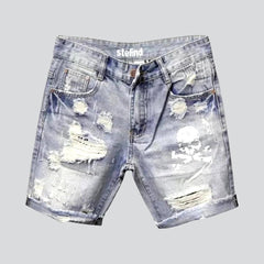 Zerrissene Jeansshorts mit Totenkopf-Print