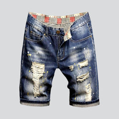 Leicht bemalte Distressed-Jeansshorts