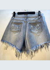 Blaue Slim Fit-Jeansshorts aus Baumwolle mit asymmetrischem Design und Quasten und Rautenmuster