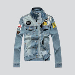 Schmale Jeansjacke mit Patches