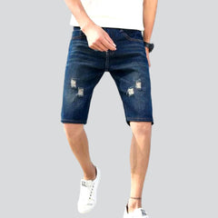 Schmale, zerrissene Jeansshorts mit Whiskers