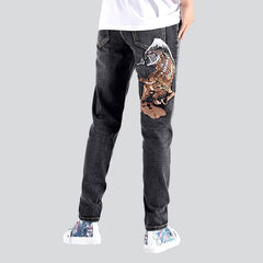 Graue Herrenjeans mit Tigerstickerei