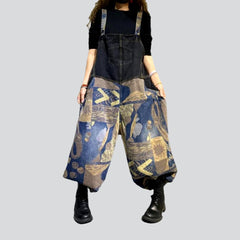 Jumpsuit aus dunklem Denim mit Urban-Print