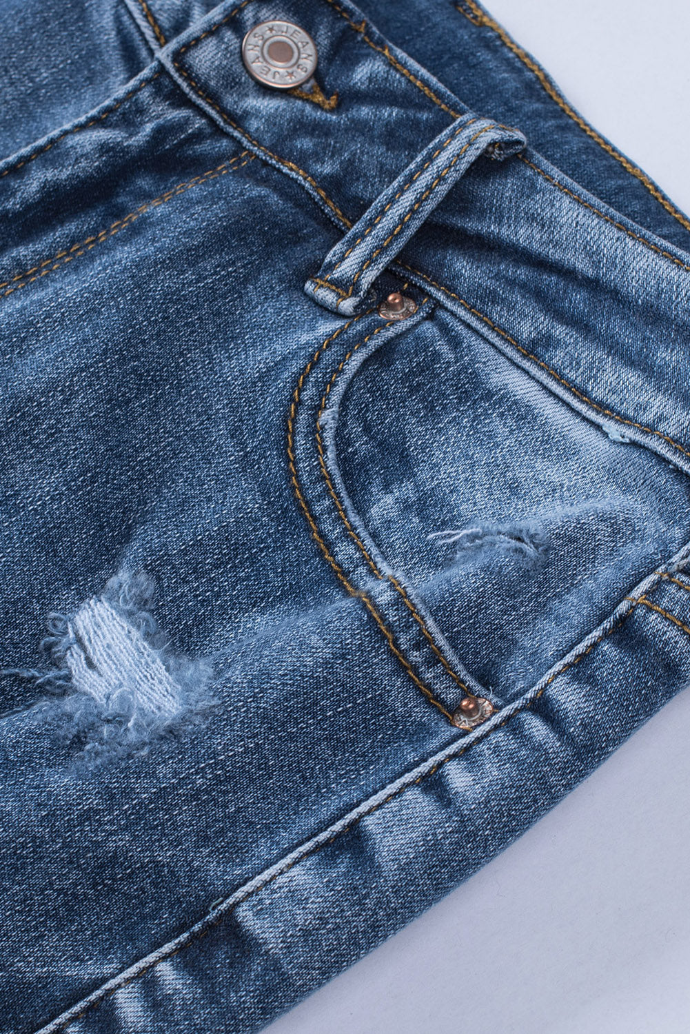 Baeful – Kurze Jeans im Used-Look mit ausgefranstem Saum