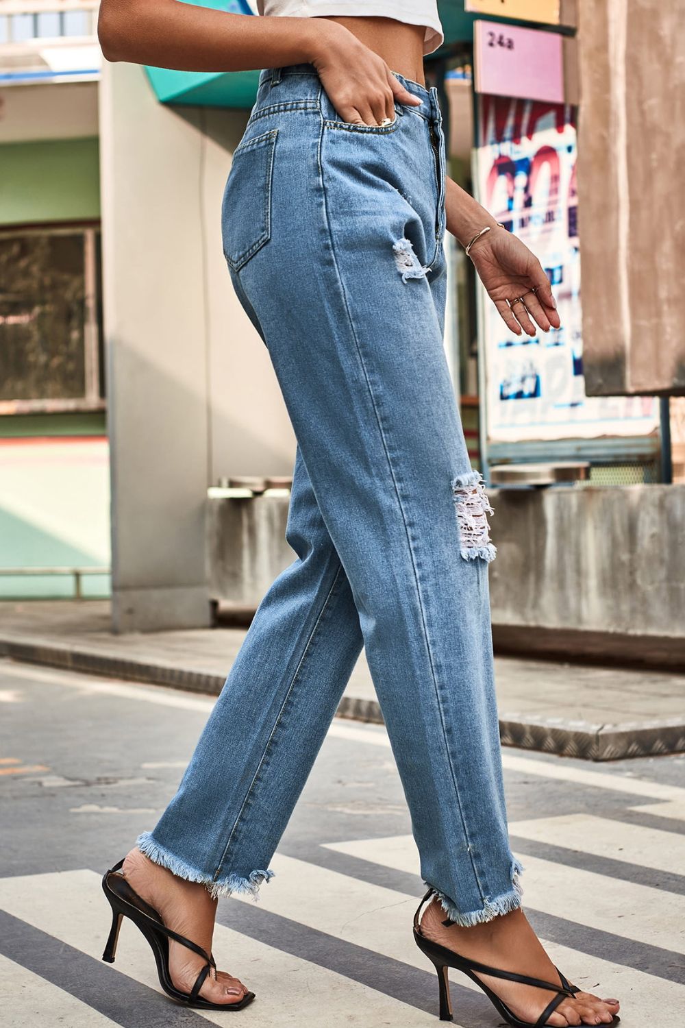 Distressed Jeans mit Knöpfen und lockerer Passform