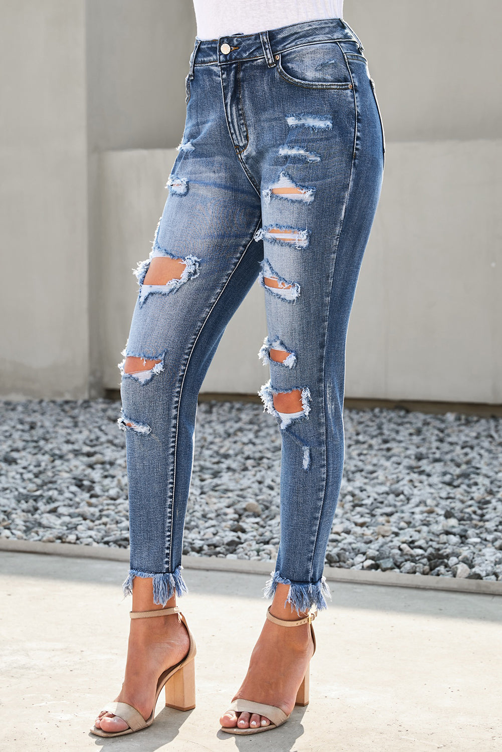 Baeful – Kurze Jeans im Used-Look mit ausgefranstem Saum