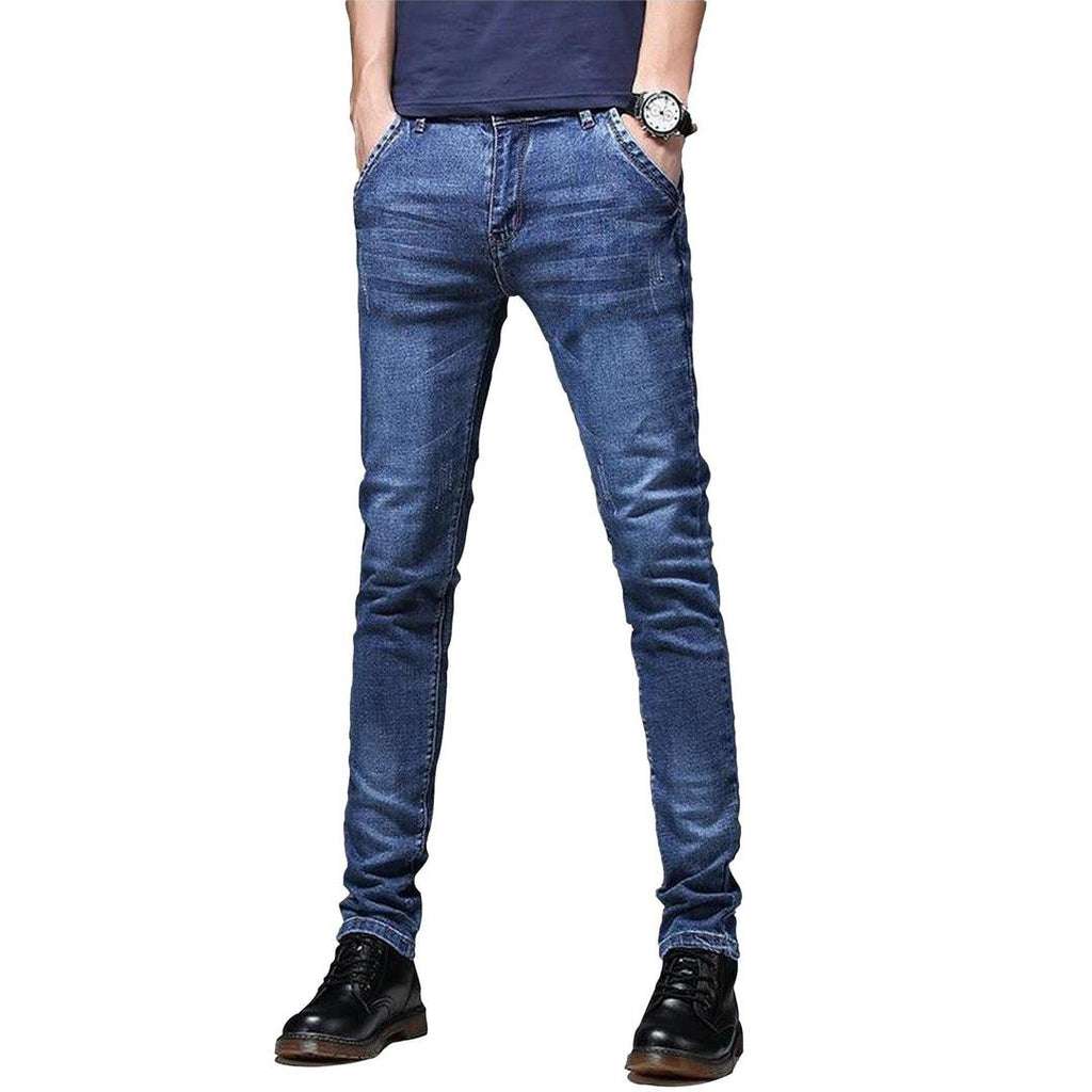 Blaue Jeans in heller Waschung