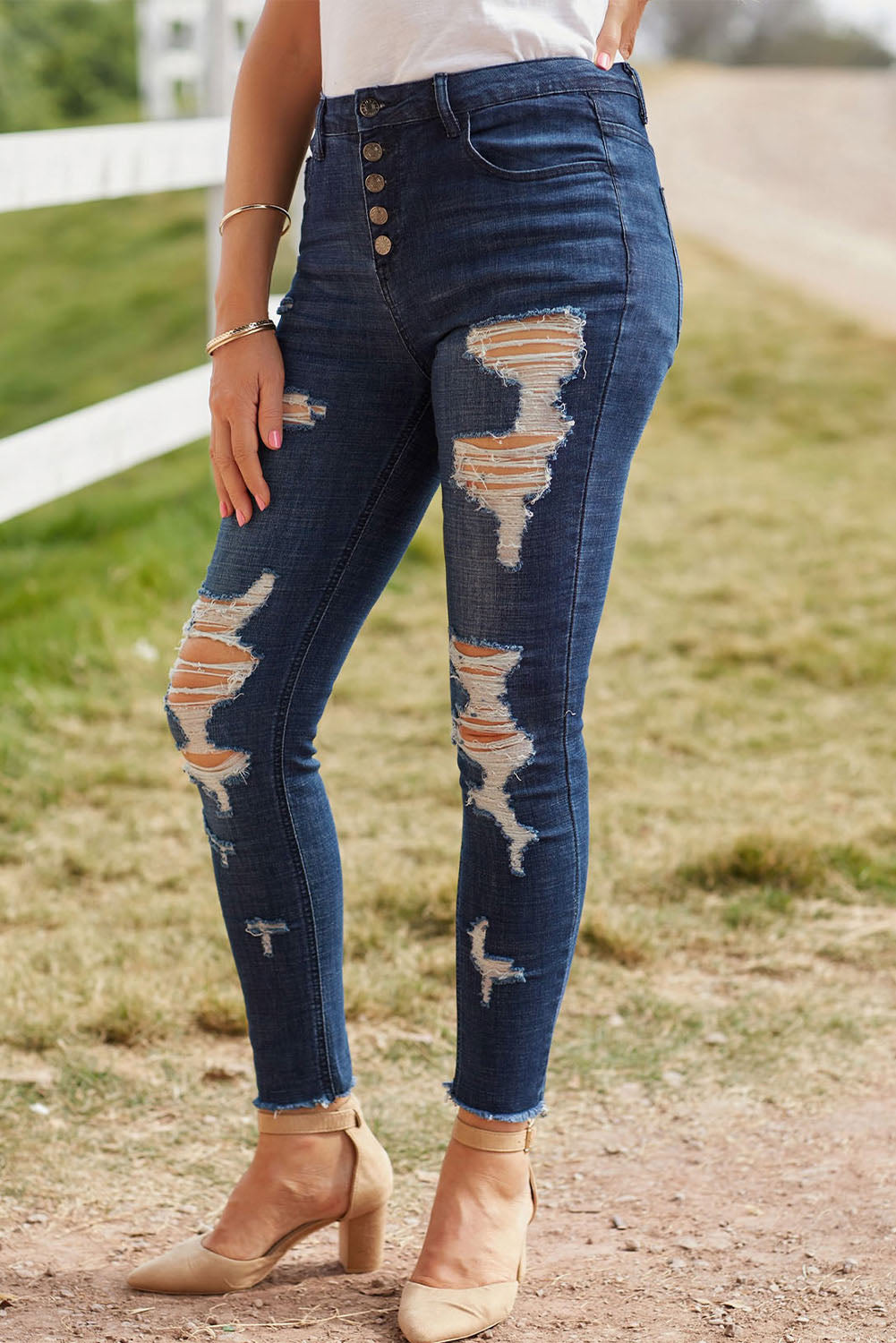 Baeful – Distressed-Jeans mit Knopfleiste und ungesäumtem Saum