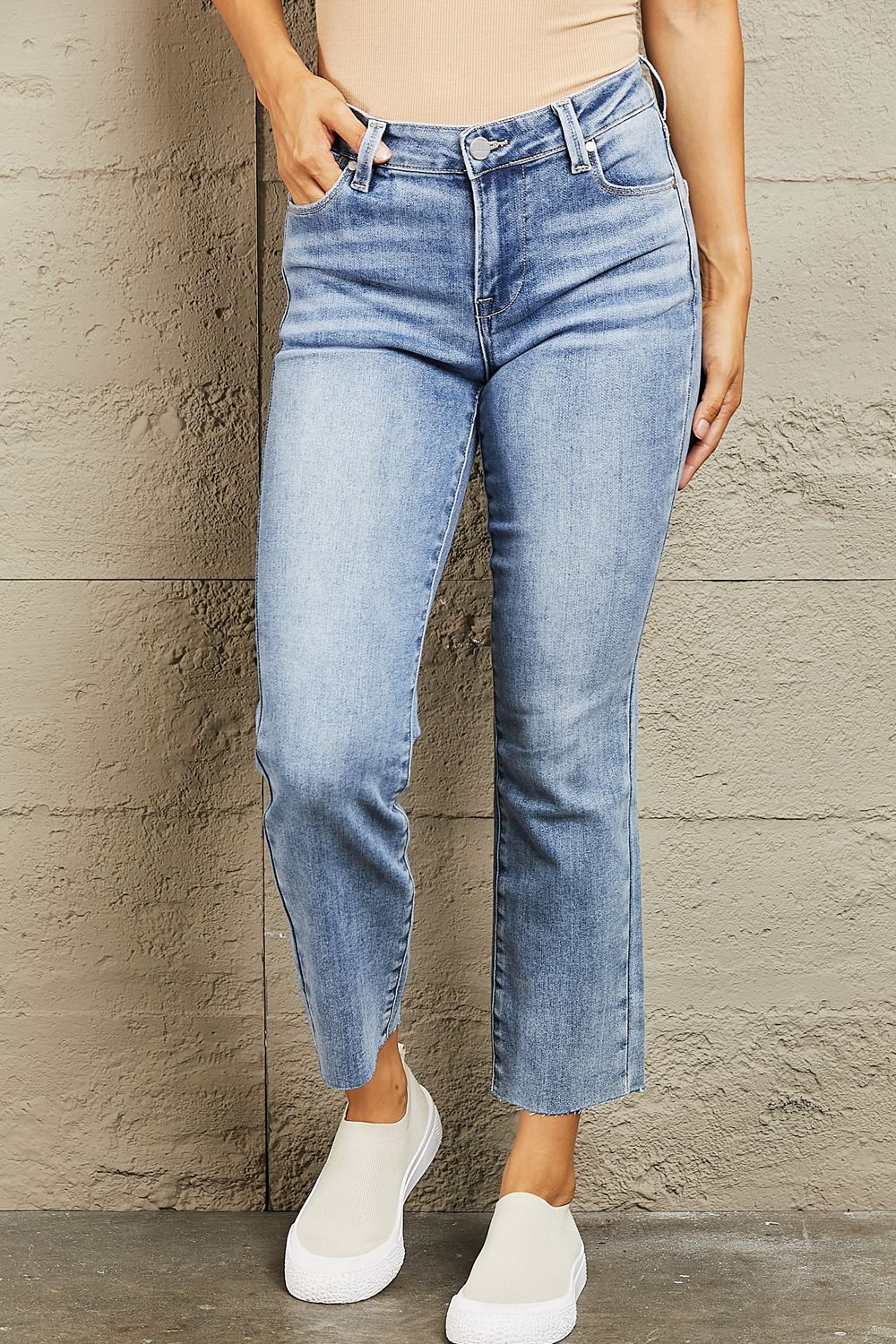 BAYEAS – Kurze Slim-Jeans mit mittelhohem Bund