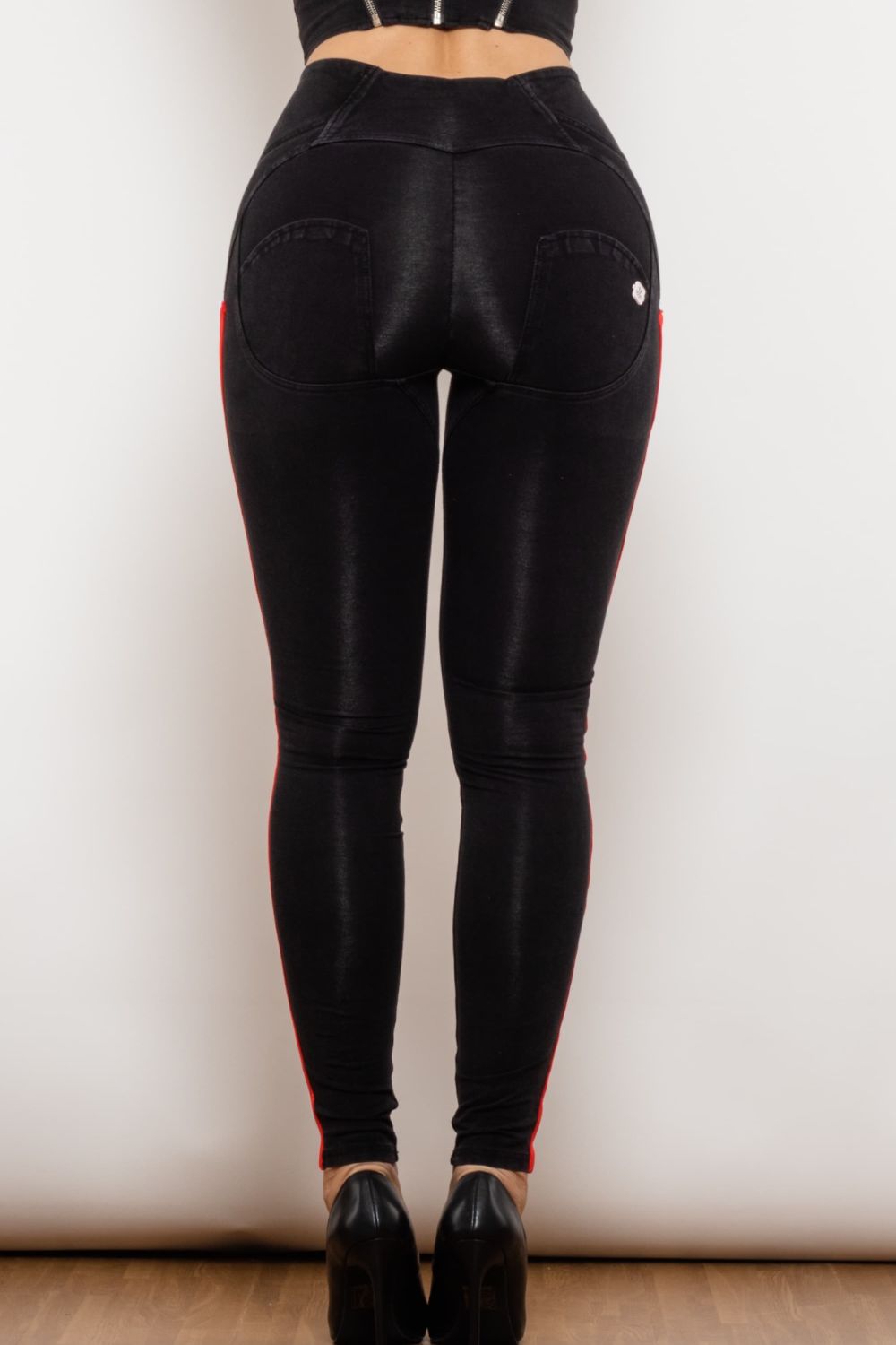 Skinny Jeans mit seitlichen Streifen und Knöpfen