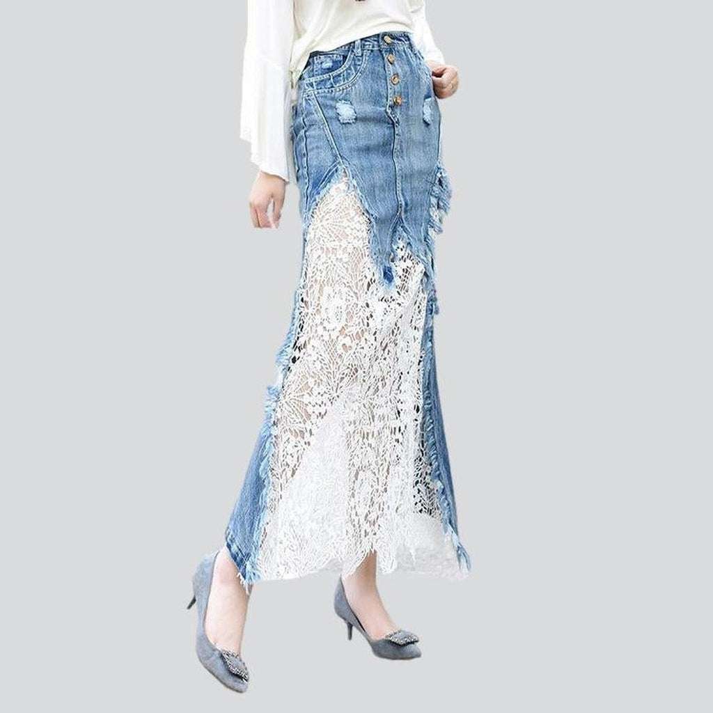 Long skirt embroidered with lace