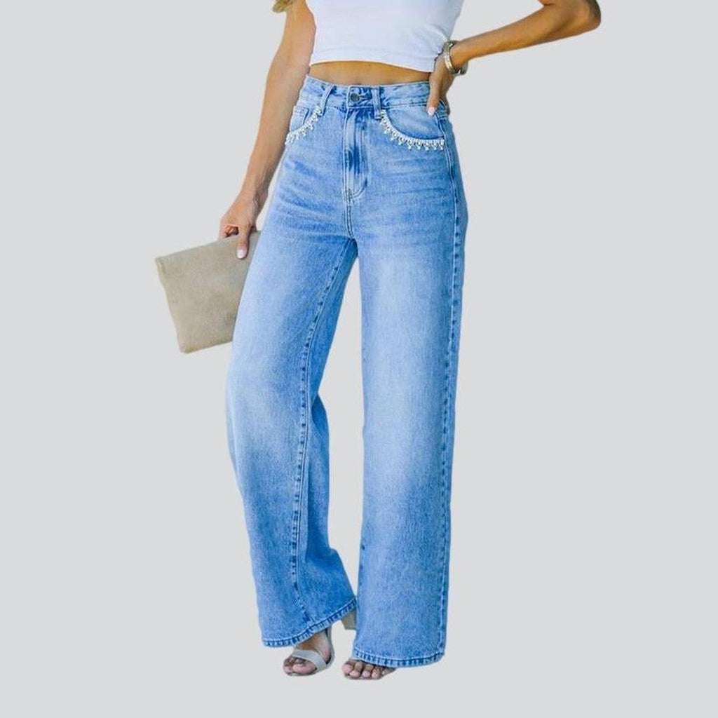 Hell gewaschene Jeans mit weitem Bein