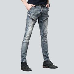 Bikerjeans mit schrägen Taschen