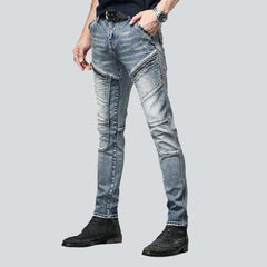 Bikerjeans mit schrägen Taschen