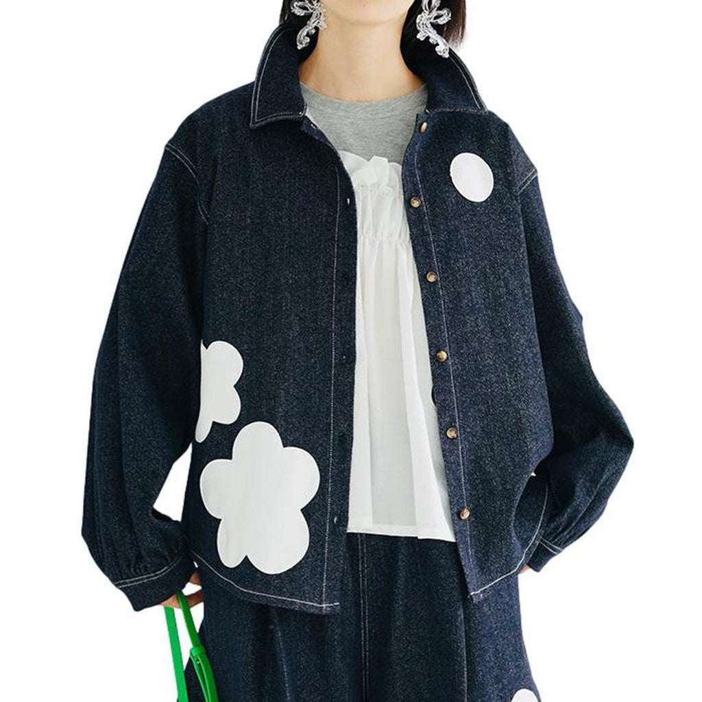 Chaqueta vaquera elegante con flores pintadas