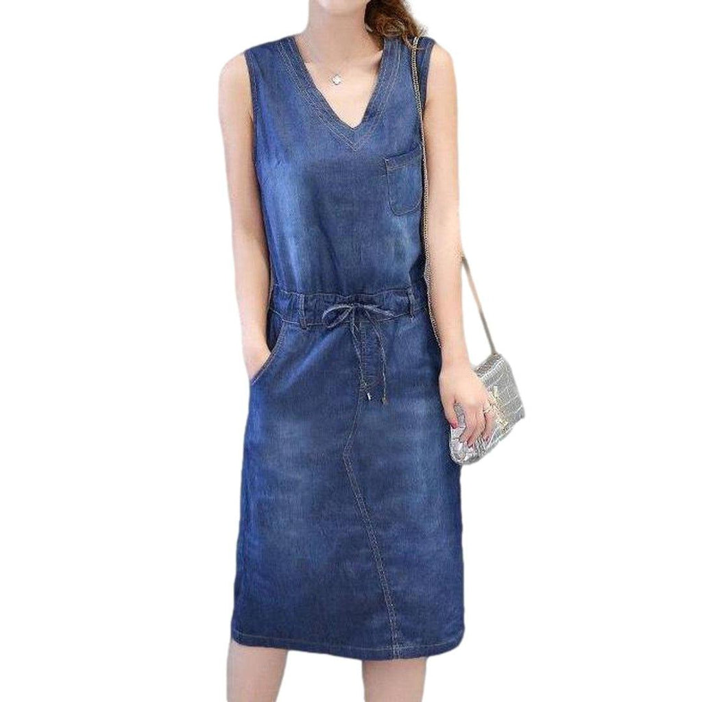 Sleeveless knee-length jeans dress